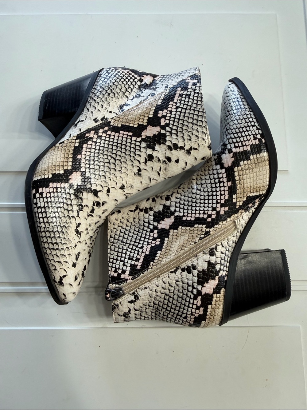 Scoop Women’s Sz 8.5 Black White Faux Snakeskin Heel Boots Booties - Picture 6 of 8